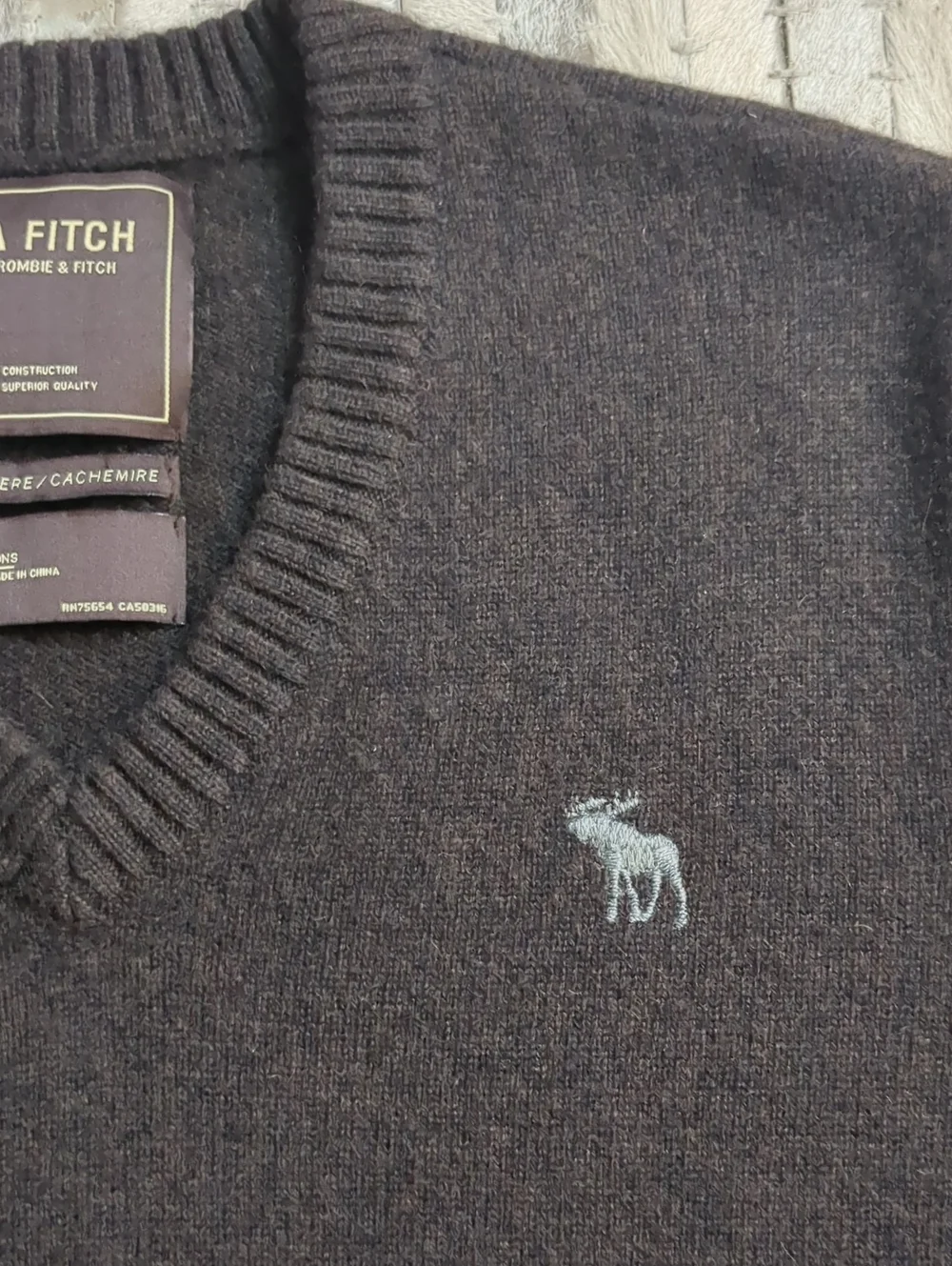 Abercrombie & Fitch Ezra Fitch 100% Cashmere V-Neck Brown Moose Logo Sweater